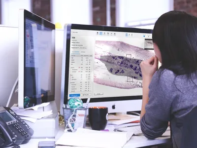 Doctor looking at a sample with an overlaid mask viewed with Cellbytes.